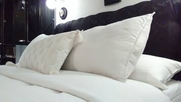 1 camera, una cassaforte in camera, una scrivania, ferro/asse da stiro