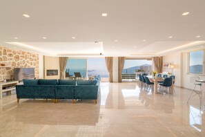 Smart-TV, peis, DVD-spiller og fotballspill