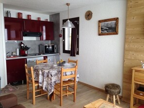 Dining - Beautiful 2 room renovated, ski-in/ski-out, 5 ppl, wifi (Les Menuires)
