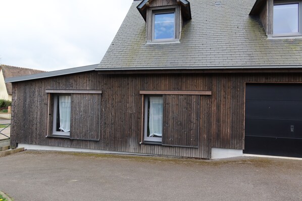 Exterior - T2 in the center of the village, 13kms from Rouen (Quincampoix)