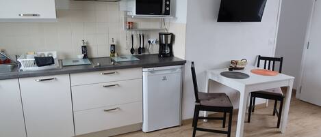 Refrigerador, microondas, parrilla de estufa y lavavajillas