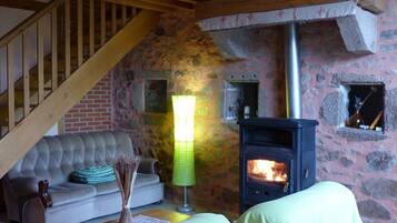 TV, lareira, mesa de pingue-pongue