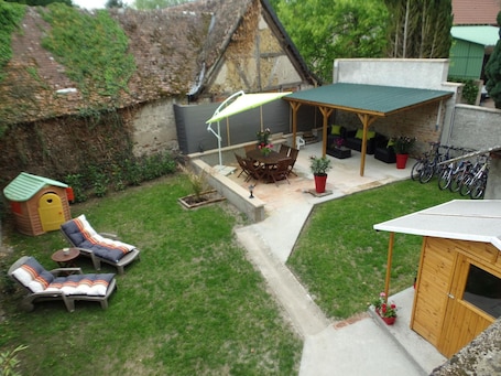 Outdoor dining. Contemporary 3-level house in Vaumas, near Moulins