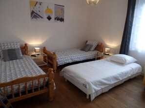 A room with three beds, wooden headboards, and bedside lamps. - Contemporary 3-level house in Vaumas, near Moulins (Vaumas)