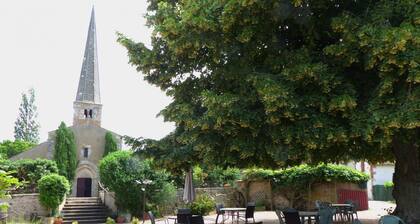 Maison de charme avec terrasse privée et activités familiales, proche de Souvigny et St Pourçain sur Sioule