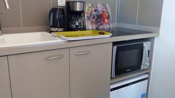 Fridge, microwave, dishwasher, coffee/tea maker