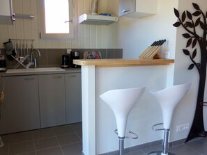 Réfrigérateur, micro-ondes, lave-vaisselle, cafetiÚre/bouilloire