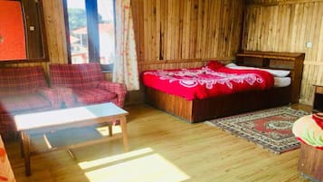 Basic-Doppelzimmer, HĂŒgelblick | Badezimmer | Dusche, kostenlose Toilettenartikel, Hausschuhe, HandtĂŒcher