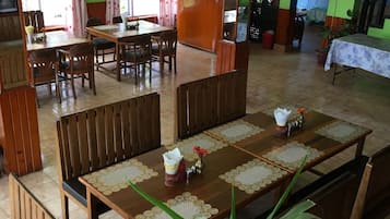 TĂ€gliches kontinentales FrĂŒhstĂŒck (5 USD pro Person)