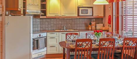 Kjøleskap, mikrobølgeovn, oppvaskmaskin og kjøkkenutstyr