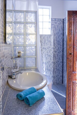 Shower, rainfall showerhead, eco-friendly toiletries, hair dryer - Maison Darna Guesthouse (Aourir)