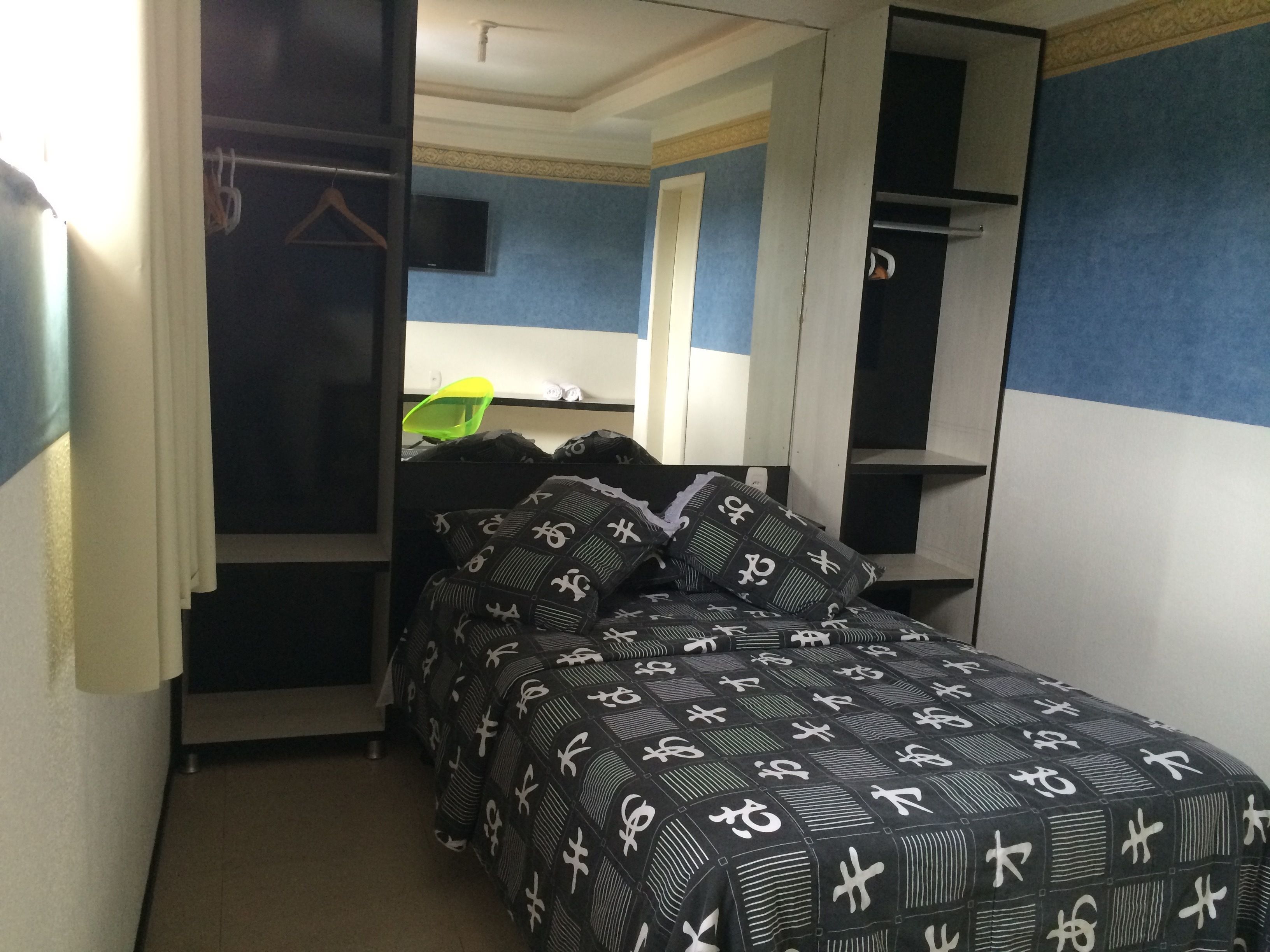 Minibar, muebles diferentes y escritorio 