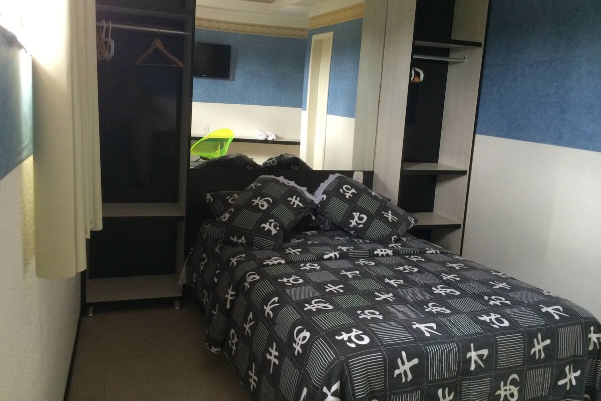 Minibar, muebles diferentes y escritorio 
