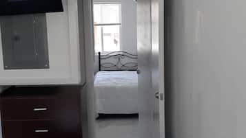 Studio Deluks (7a) | Brankas, ruang kerja ramah laptop, dan tirai kedap cahaya