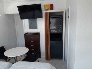 Caja de seguridad en la habitación y espacio para trabajar con laptop 