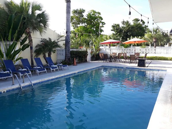 Outdoor pool, pool umbrellas, pool loungers - Sandlewood Studios (Nassau)
