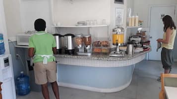 Petit déjeuner préparé sur commande (8.50 USD par personne)