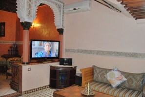 Una televisión de pantalla plana, una biblioteca de música