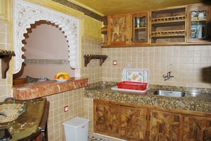Microwave, oven, stovetop, coffee/tea maker