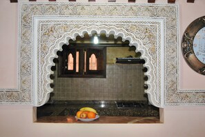 Microondas, horno, placa de cocina y cafetera o tetera