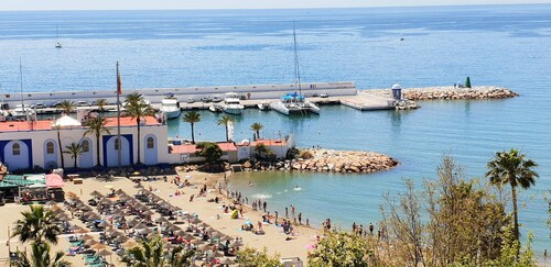 Fantastic 2 bed 2 bath beachside penthouse with pool and parking