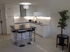 Kühlschrank, Mikrowelle, Ofen, Herdplatte