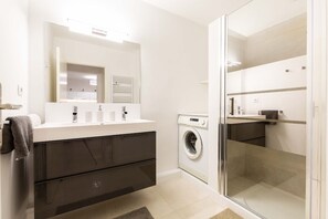 Doccia, asciugacapelli, asciugamani, sapone
