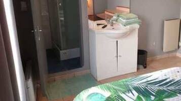 Habitación con 1 cama matrimonial o 2 individuales | Lavabo en el baño