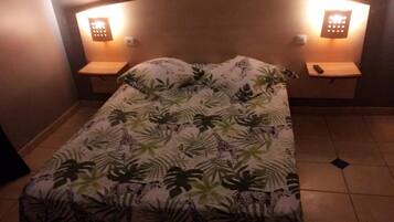 Habitación con 1 cama matrimonial o 2 individuales | Escritorio, cortinas blackout, cunas gratuitas y wifi gratis