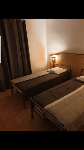 بديكورات فريدة لكل غرفة وطراز فريد لكل وحدة ومكتب وستائر تعتيم