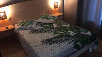 Habitación con 1 cama matrimonial o 2 individuales | Escritorio, cortinas blackout, cunas gratuitas y wifi gratis
