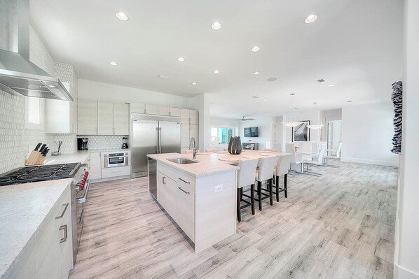 冷蔵庫、電子レンジ、オーブン、コンロ