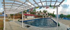 Piscine extérieure, chaises longues