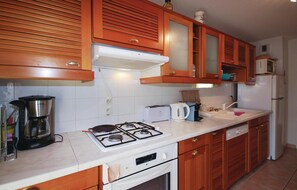 Réfrigérateur, micro-ondes, plaque de cuisson, lave-vaisselle