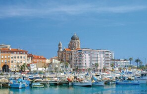 A marina with numerous boats docked, a prominent church with domes, and modern buildings in the background. - 2 bedroom beautiful apartment in Saint Raphael (Saint Raphael)