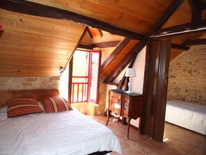 2 chambres, fer et planche à repasser, lit de bébé portatif