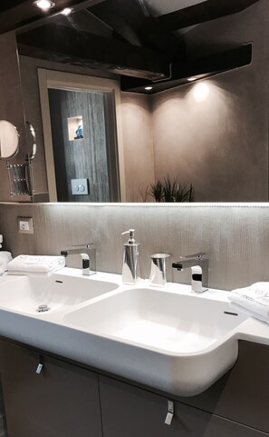 Chuveiro, secador de cabelo, bidê, toalhas de banho