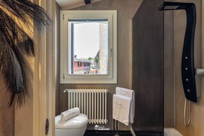 Een douche, een haardroger, een bidet, handdoeken