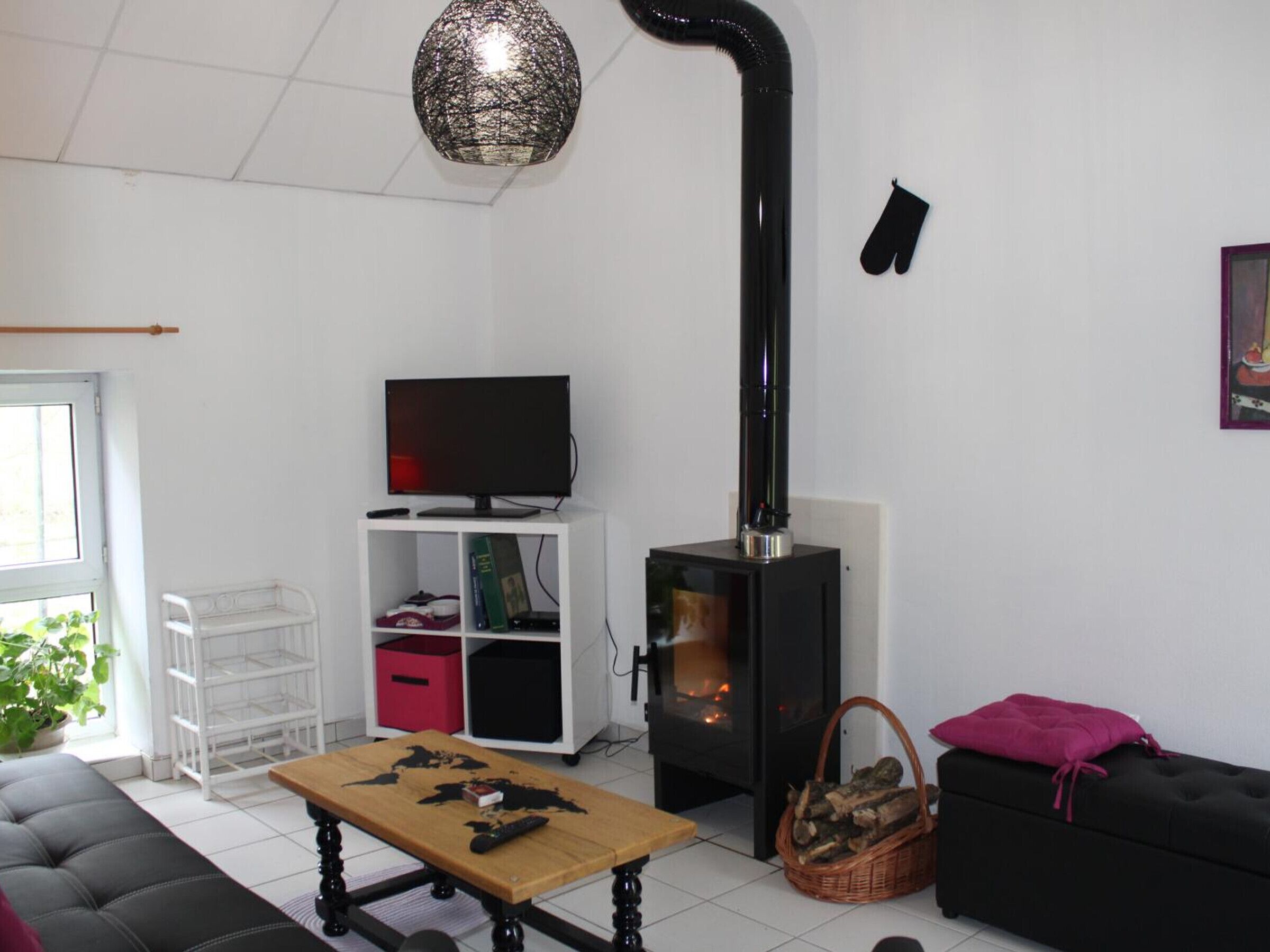 Una televisión, una chimenea