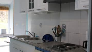 Fridge, microwave, coffee/tea maker, toaster