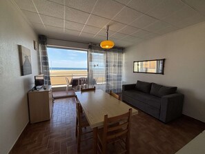 Living area - Seafront 1BR Apartment with Balcony, Parking - Sleeps 4 (Port-la-Nouvelle)