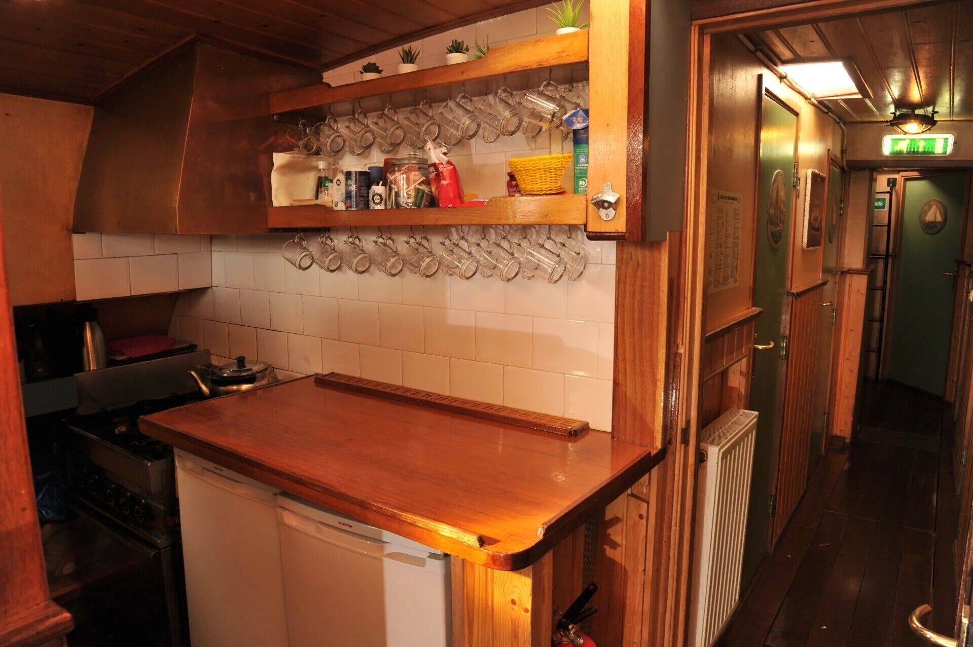 Kühlschrank, Ofen, Wasserkocher mit Kaffee-/Teezubehör, Wasserkocher