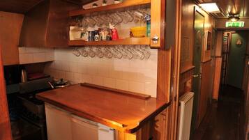 Refrigerador, horno, cafetera y tetera y tetera eléctrica