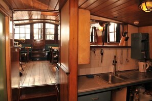 Kühlschrank, Ofen, Wasserkocher mit Kaffee-/Teezubehör, Wasserkocher