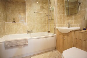 Ensemble douche/baignoire, sèche-cheveux, serviettes fournies