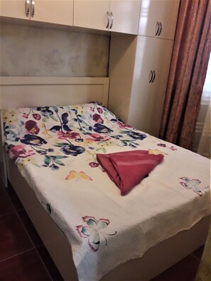 1 habitación, tabla de planchar con plancha, wifi gratis y ropa de cama 