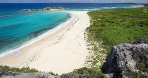 Perto da praia, espreguiçadeiras, toalhas de praia 