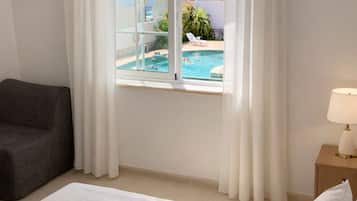 1 habitación, tabla de planchar con plancha y cuna de viaje