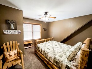 6 bedrooms, iron/ironing board, travel cot, free WiFi - Beautiful Black Hills Cabin near Deadwood/Lead (Lead)