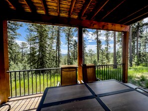 Outdoor dining - Beautiful Black Hills Cabin near Deadwood/Lead (Lead)